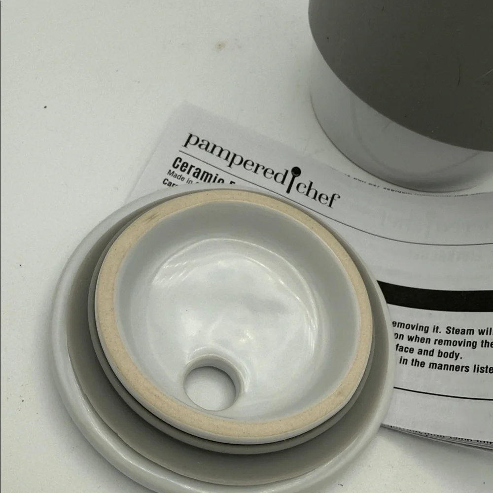 Pampered Chef White Ceramic egg oatmeal Cooker w/ Gray silicone Grip vent hole